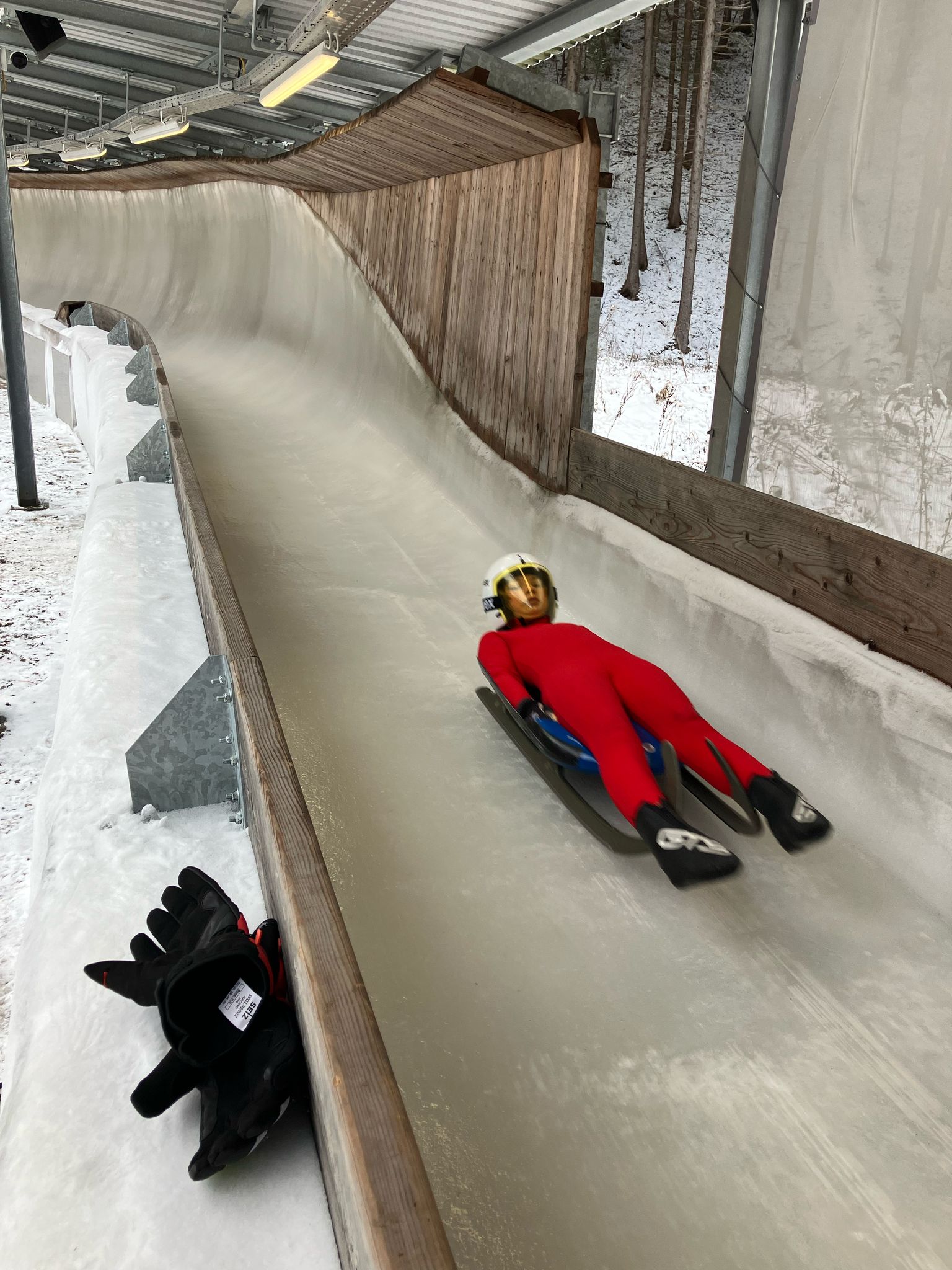 Internationaler Rätikon Luge Trophy Bludenz 13. - 16.02.2025   Unsere DSC Sportlerinnen der Jugend B/C/D haben am internationalen Wettkampf in Bludenz teilgenommen. Bludenz ist eine kleinere Bahn mit anderen Schwerpunkten um Erfahrungen zu sammeln. Viele unserer Sportler sind das erste Mal auf dieser Bahn gefahren. Mit der optimalen Fahrlage in der Ausfahrt der Kurfe 5 und 6 entstanden Fahrfehler, die sich in den Trainingsläufen wiederholten.  Unsere Teresa in der Jugend B konnte ihre Bestleistung abrufen . Hier gab es Gold in der Jugend B Doppelsitzer weibl. für Teresa und ihrer Teamkameradin Mira.  In der Jugend C und D konnten unsere Starterinnen ihre Trainingsleistung im Wettkampf, leider, nicht umsetzen. Sie haben gute Leistungen gezeigt, aber im Wettkampf kam die Aufregung dazu.  Wir bedanken uns bei unseren Sponsoren! Um an einem internationalen Wettkampf in Österreich teilzunehmen, ist es toll, wenn wir von vielen Seiten die Unterstützung, bei Transfer und Unterkunft, erhalten. Danke! 